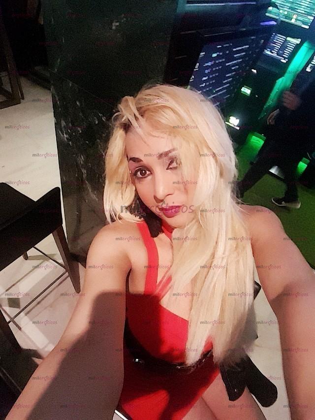 Fotos de Munequita rubia hermoza e hadiente en la cama.
