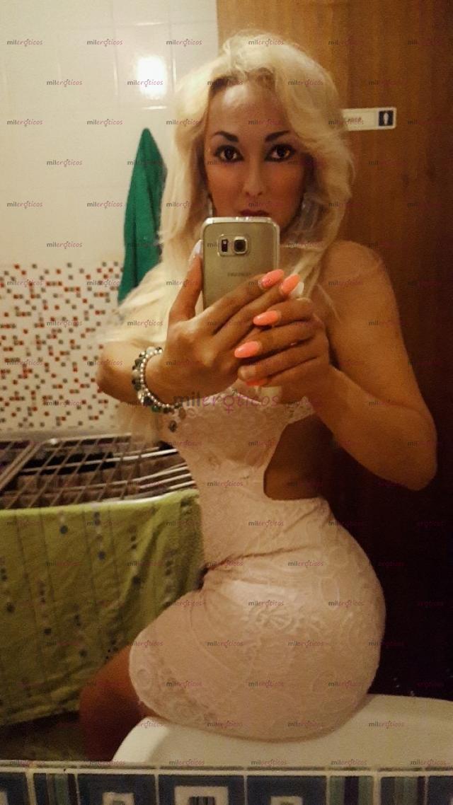 Fotos de Munequita rubia hermoza e hadiente en la cama.