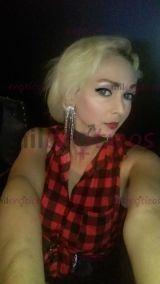 Fotos de Munequita rubia hermoza e hadiente en la cama.