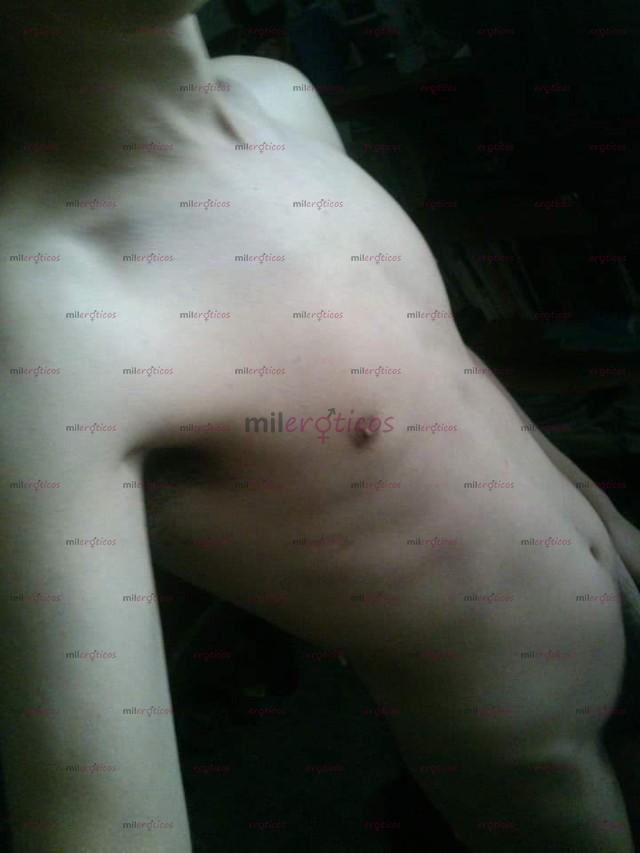 Fotos de Delicioso chico delgado en busca de buenas experiencias