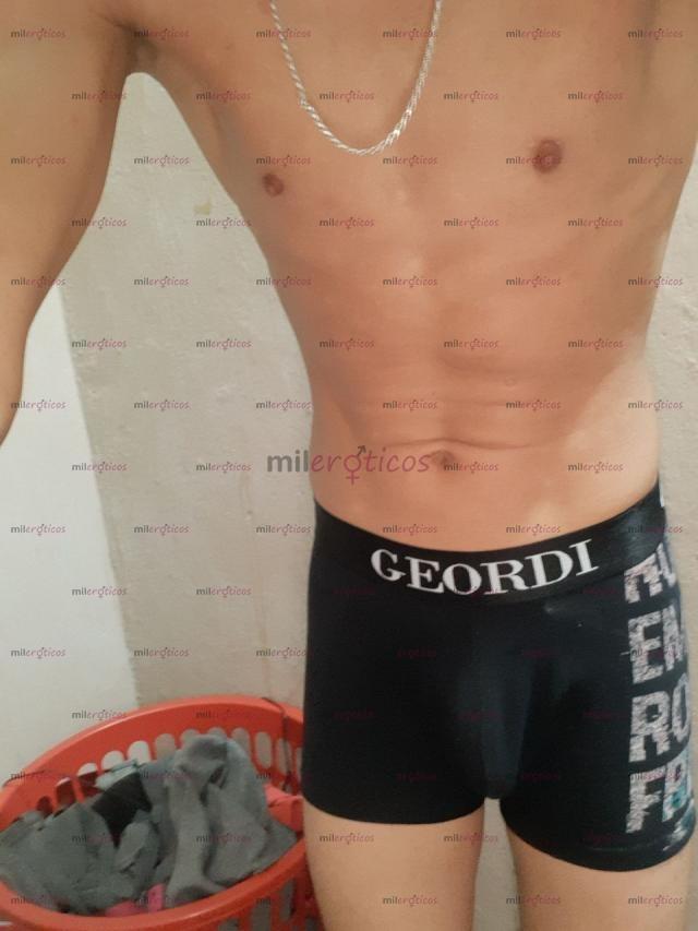 Fotos de Delgado y con un pollon dispuesto a satisfacer todas tus fantacias sexuales...