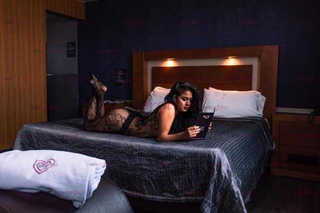 FOTOS DE VIOLETA UNA RICURA SUPER SENSUAL Y CALIENTE