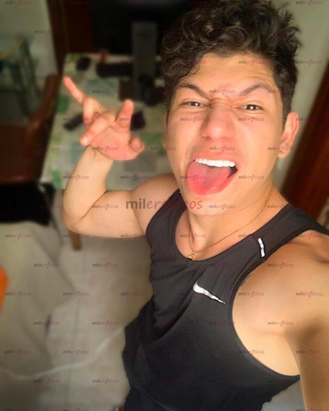 Fotos de Jovencito recién llegado con una enorme dotación para disfrutar.