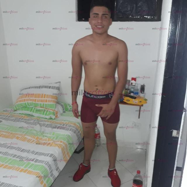 Fotos de Recién llegado pollito de 20 años con una rica verga de 21 Cm para complacerte