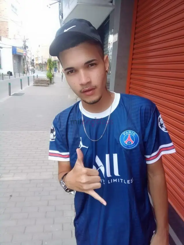 Garoto novinho com 18 anos viciado em um sexo pardo com cara de safado magrinho definido pegada forte to afim de socar sem do em um passivo sem frescu...