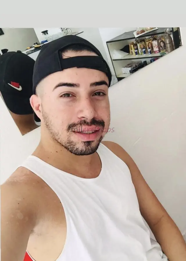Ola sou rodrigo tenho 24 anos boca carnuda olhos castanhos e um corpo definido com um dote bem gostoso e uma bunda bem empinada e redonda sou bem safa...