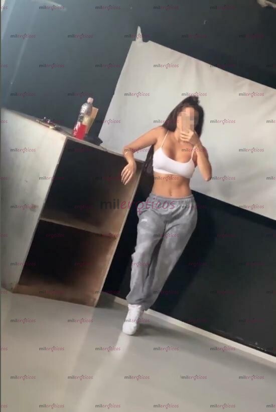 FOTOS DE PELINEGRA COLA GRANDE, SENOS PEQUEÑOS Y HERMOSO ROSTRO