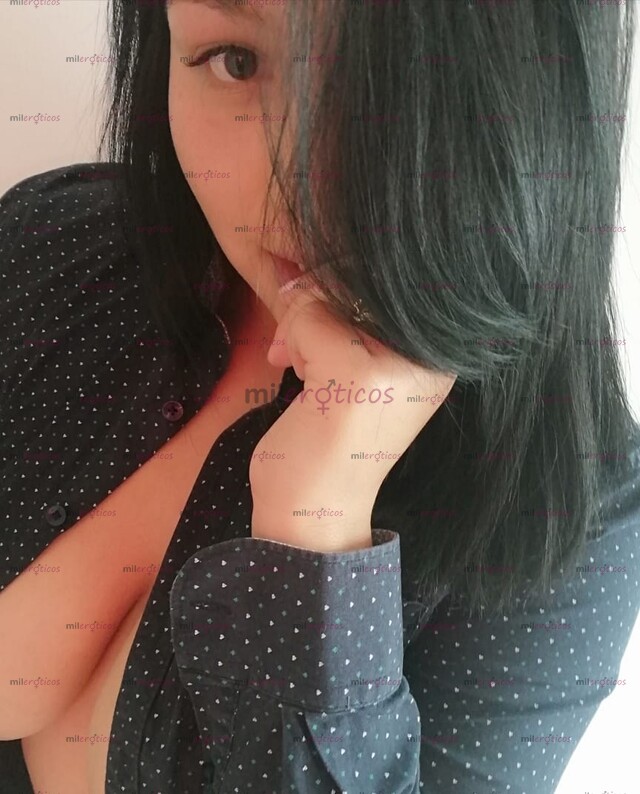 FOTOS DE TERAPEUTA FÍSICA DANIELA; CÁLIDO Y TENUE MASAJE EN MANOS PROFESIONALES