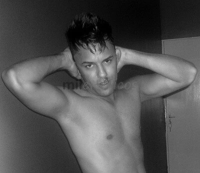 Alex 23 cm morenaco 29 anos 1 77 de altura 80 kg corpo definido kaliente e bem safado um puto na cama carinhoso moreno claro afim de curti uma transa...
