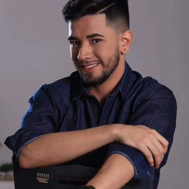 Esse menino e tudo que voce procura totalmente sem frescuras ola me chamo yuri tenho 27 anos sou a companhia ideal para homens de bom gosto que prezam...