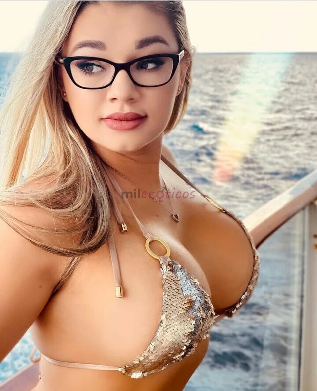 Belissima acompanhante gostosa e liberal coxas grossas mulherao atendo dois homens adoro a putaria a sacanagem faco massagem atendo homens mulheres e...