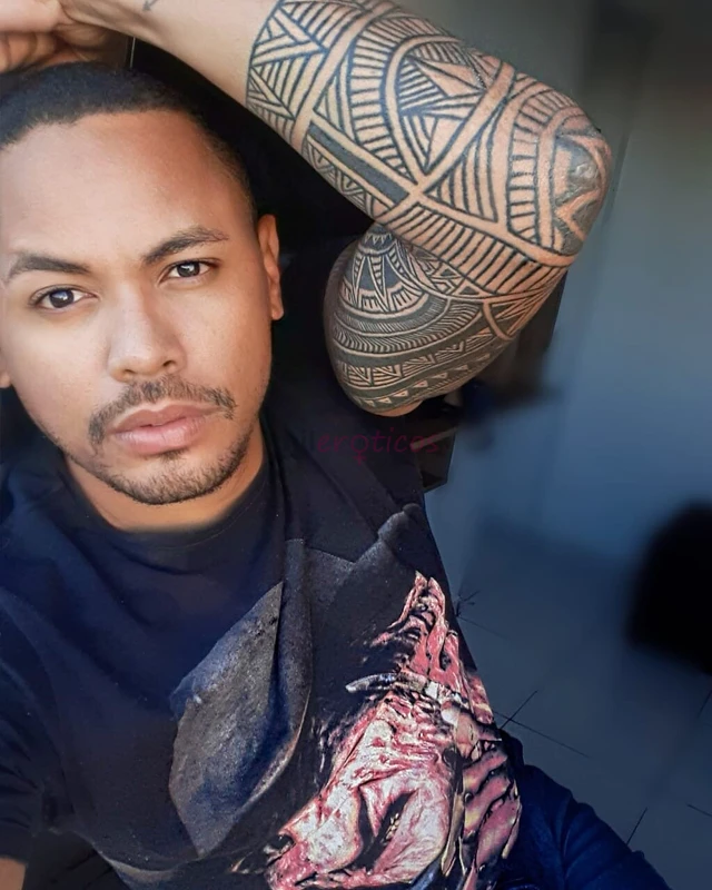 Ola me chamo henrique sou baiano baiano tenho 26 anos 1 79 altura 78 kg macho ativo e dotadao homem discreto parrudao macho viril poucos pelos corpora...
