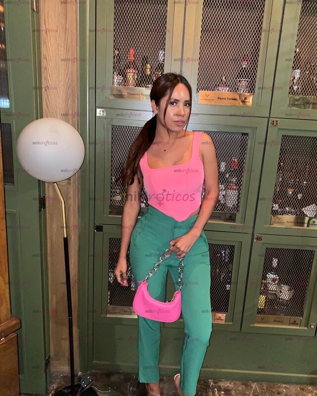 FOTOS DE MORENA PETITTE ,EDUCADA CON TEMA DE CONVERSACIÓN