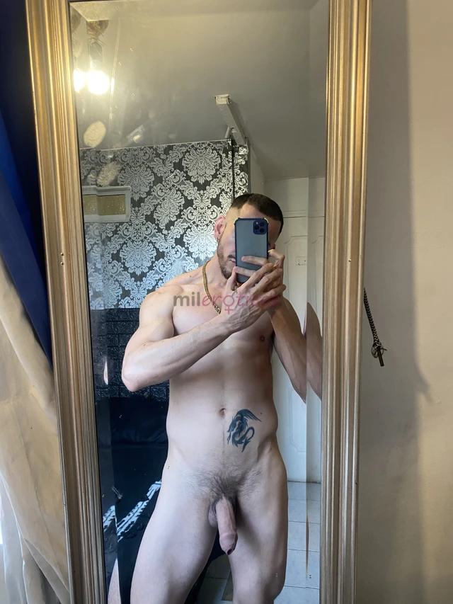 Soy un man 100 activo ful discrecion varonil morboso dominante con buena dotaciontambien doy buena compania para pasar un buen momento agradable dispu...