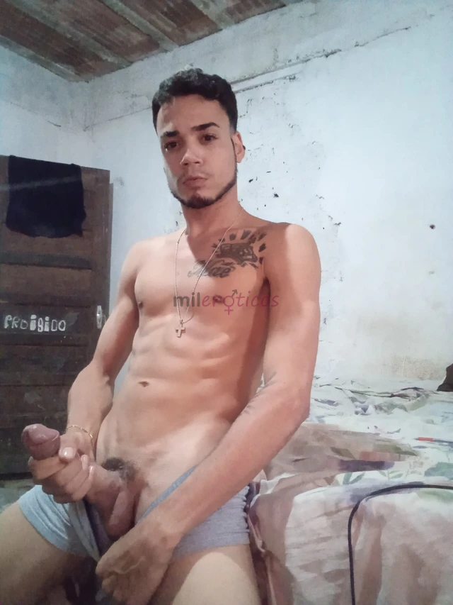 Iae dlc me chamo ricardo gaelsou moreno claro tenho 1 84 de altura 62 kg corpo definido 21 aninhos olhos claros e 23 cm de pau grosso acompanhante de...