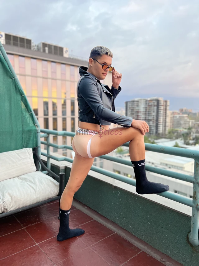 Amor primera vez en chile me quedo por muy poco dias me ubico en renaca hago hoteles y domicilio el servicio que brindo es convencional trato de novio...