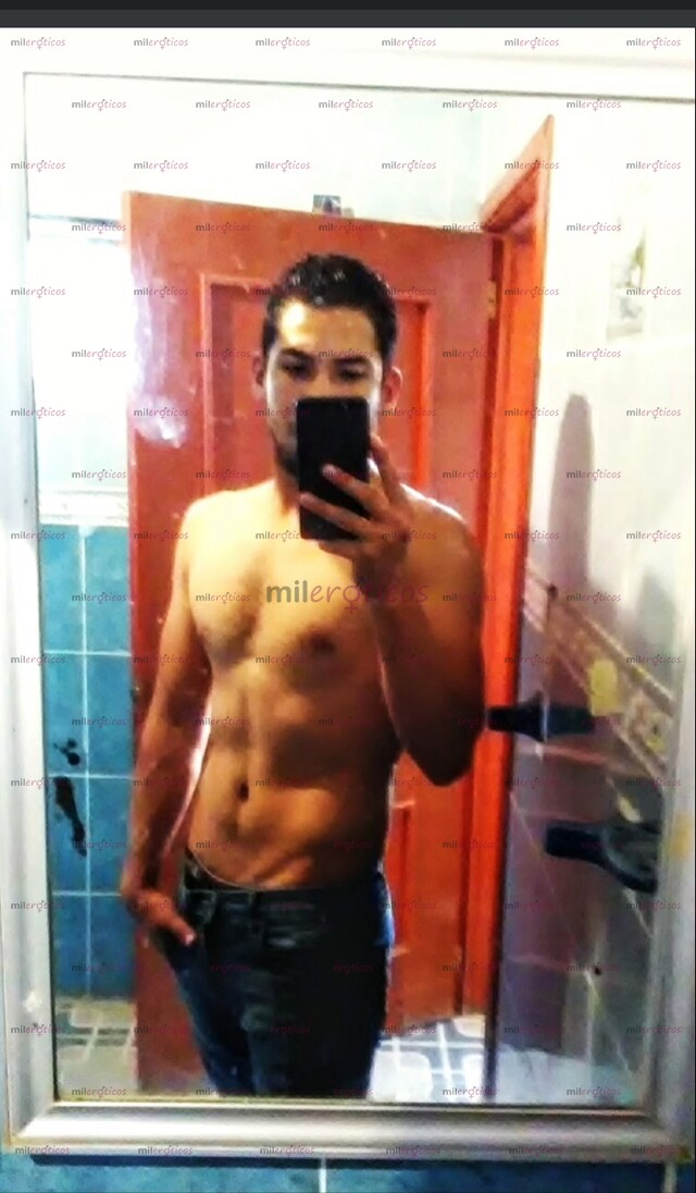 FOTOS DE GIGOLO DE 23 AÑOS CON UN RICO PENE DE 20 CM