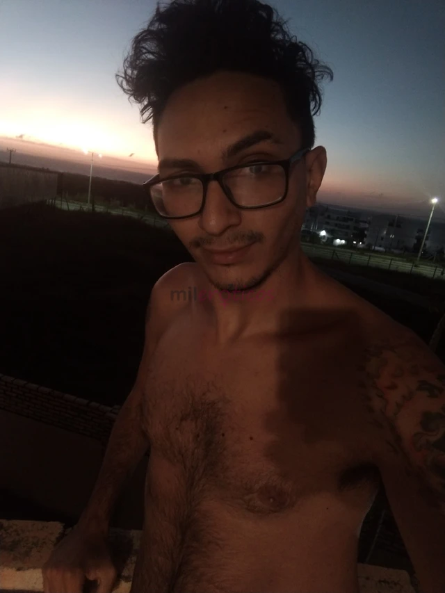 Ola me chamo david tenho 26 anos ativo apaixonado por c ex mltr fab salva vidas 21 cm de pika grossa e envergada magro definido 1 m 91 cm altura atend...