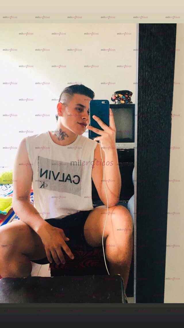 FOTOS DE JOVEN SERIO RESERVADO Y DISCRETO MIRADA MUY ATRACTIVA