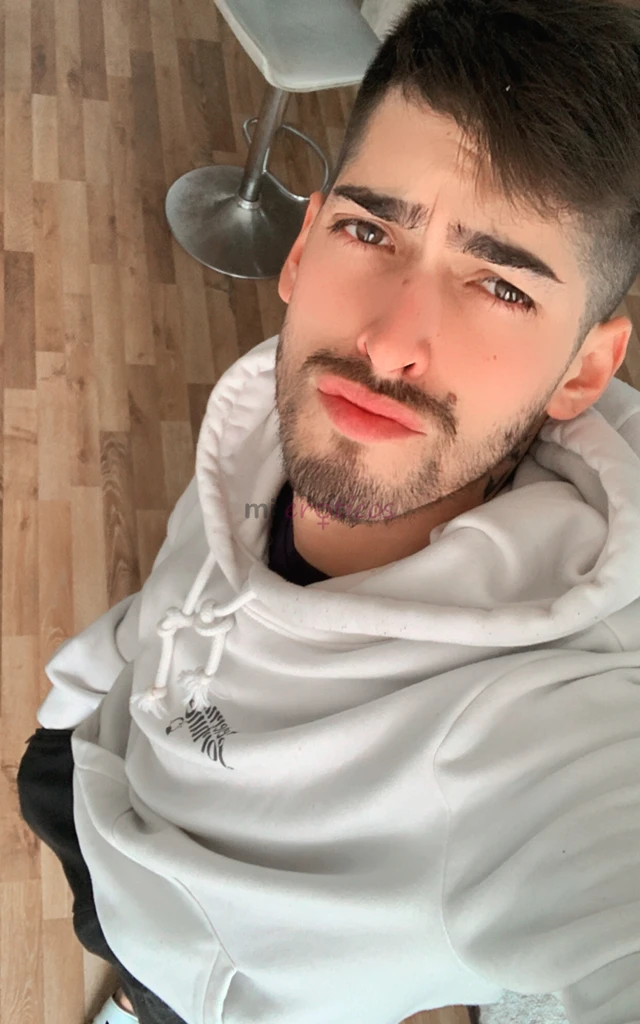 Hola mi nombre es james chico de 23 anos disponible para el mejor sexo venta de contenido masaje erotico y relajantes morbos trios fetiches y videos l...