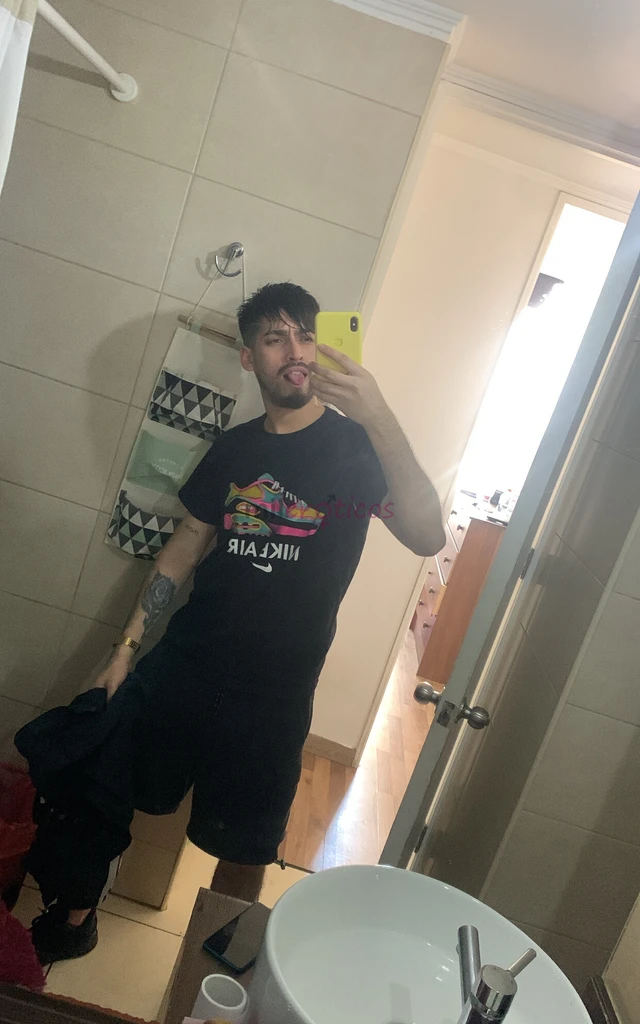 Hola mi nombre es james chico de 23 anos disponible para el mejor sexo venta de contenido masaje erotico y relajantes morbos trios fetiches y videos l...