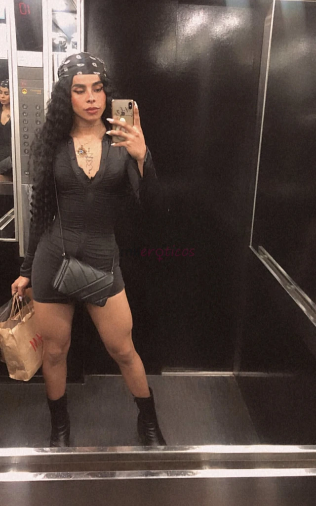 Hola soy mia tengo 21 anos colombianasiy una chica trans muy caliente me encanta el sexo y satisfacer a mis clientes en todo lo que deseen soy carinos...