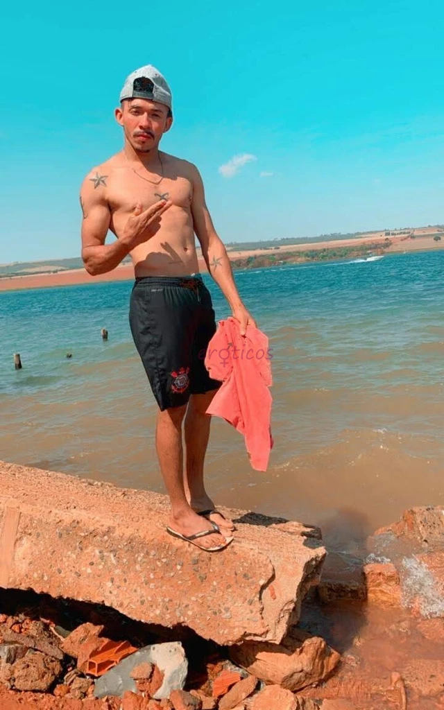 Boy discreto tenho 30 anos 167 de altura 60 kg 19 cm de pau sou bem safado pegada forte carinhoso demoro muito a gozar se tiver afim de sentir prazer...