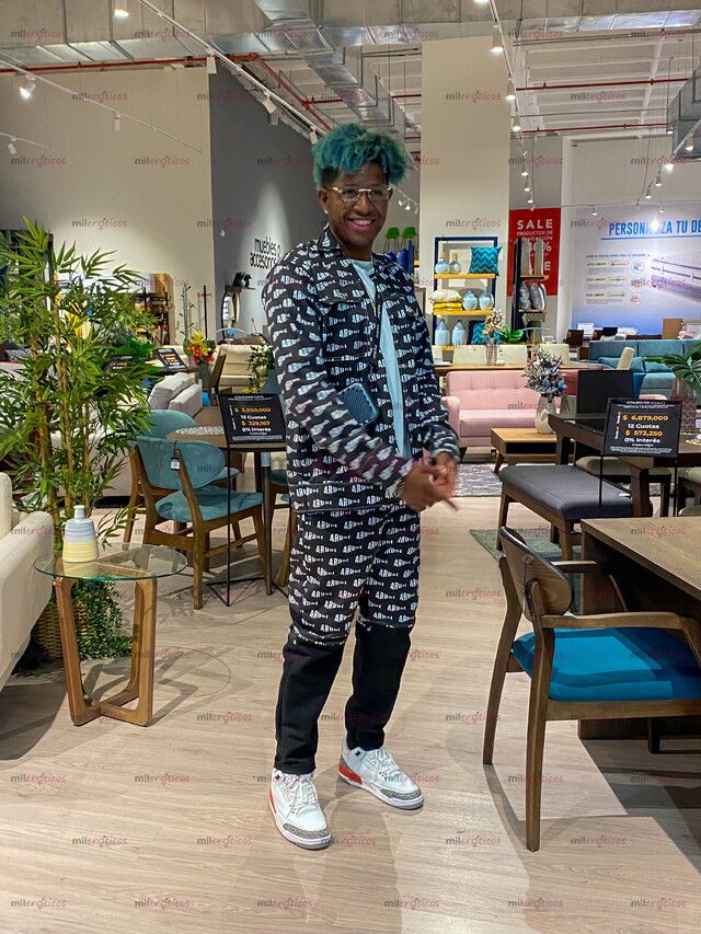 FOTOS DE JOVEN MORENO ATLÉTICO DE 24 CON MUCHO COLÁGENO PARA DAR