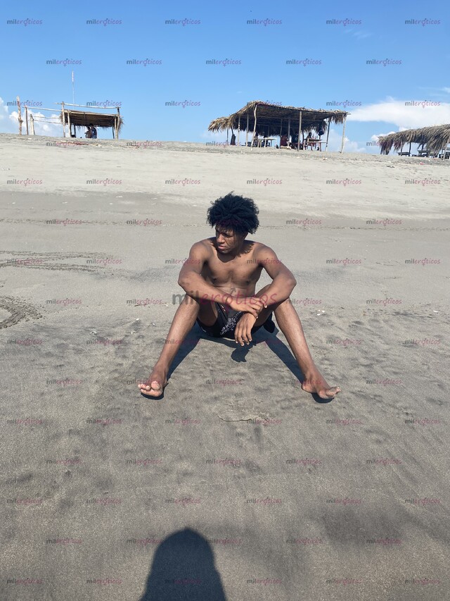 FOTOS DE JOVEN MORENO ATLÉTICO DE 24 CON MUCHO COLÁGENO PARA DAR