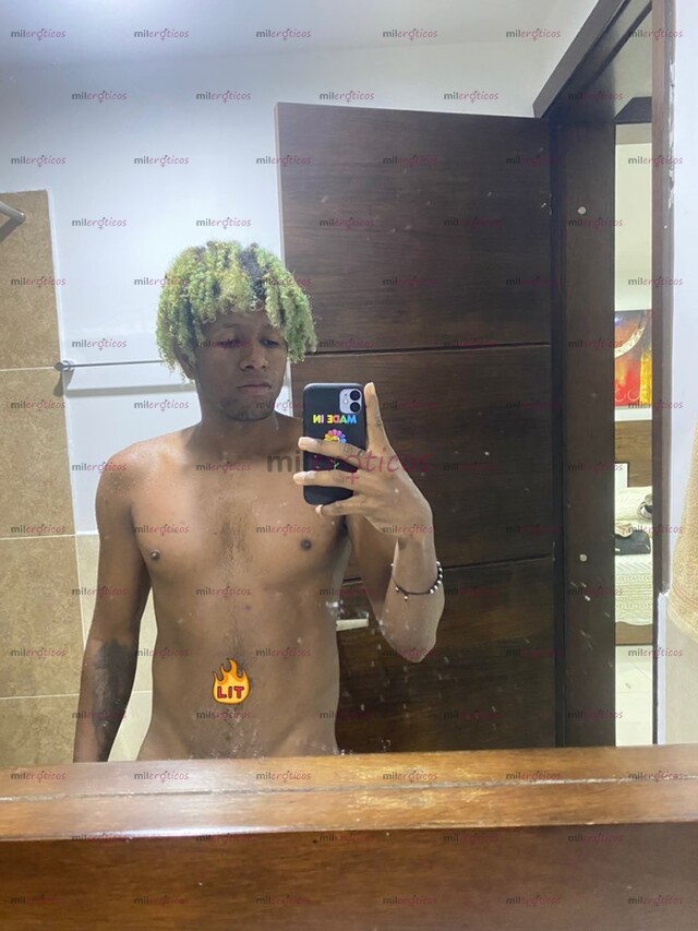 FOTOS DE JOVEN MORENO ATLÉTICO DE 24 CON MUCHO COLÁGENO PARA DAR