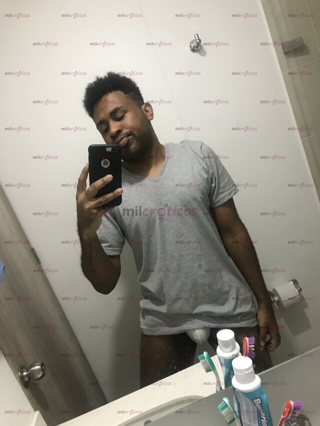 FOTOS DE ALEJANDRO, NEGRO, VERSÁTIL COMPLACIENTE