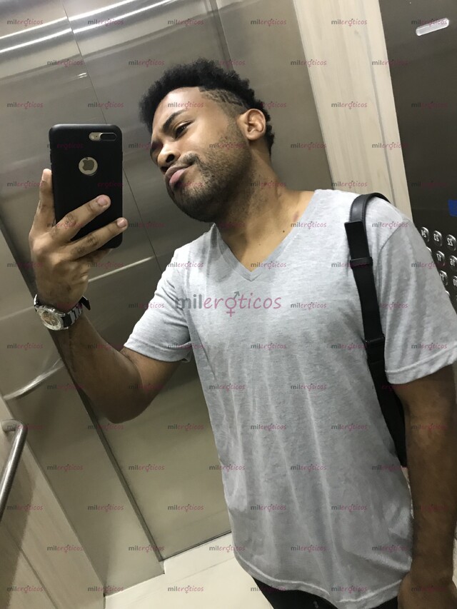 FOTOS DE ALEJANDRO, NEGRO, VERSÁTIL COMPLACIENTE