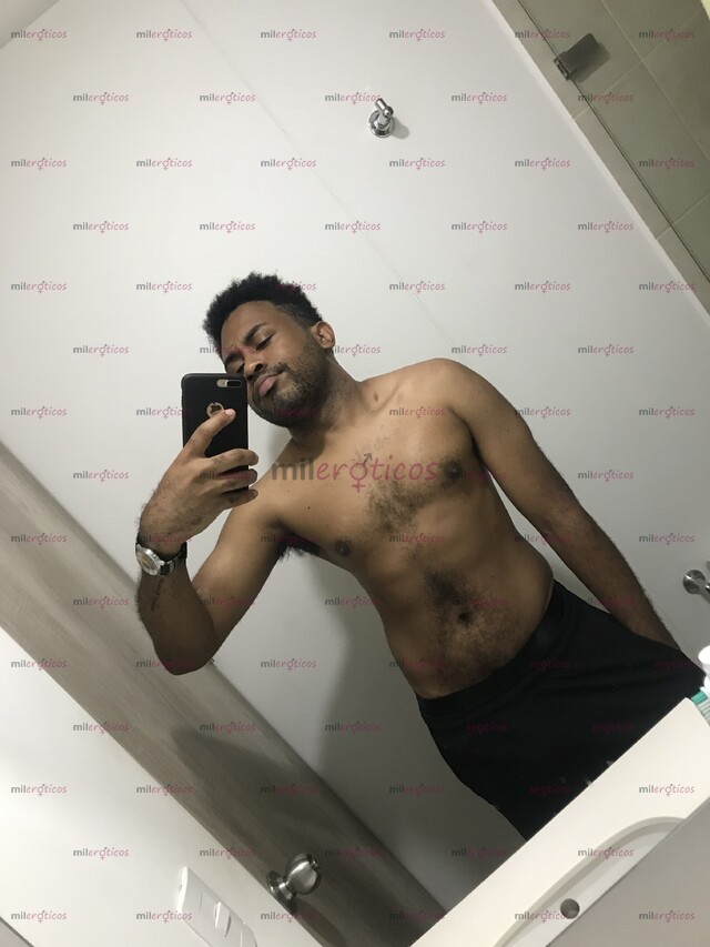 FOTOS DE ALEJANDRO, NEGRO, VERSÁTIL COMPLACIENTE