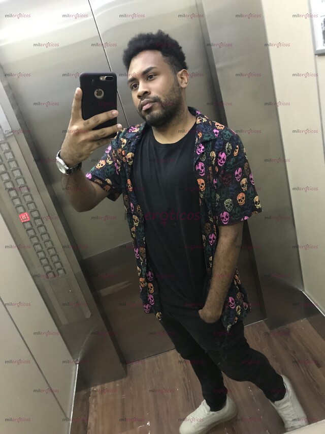 FOTOS DE ALEJANDRO, NEGRO, VERSÁTIL COMPLACIENTE