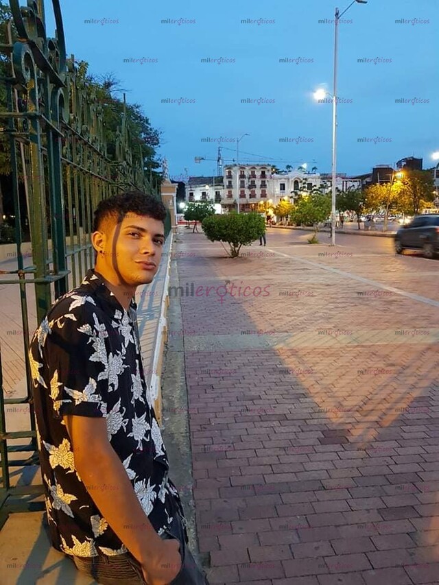 FOTOS DE JOVEN DE 20 AÑOS ACTIVO MORBOS LECHERO Y COMPLACIENTE