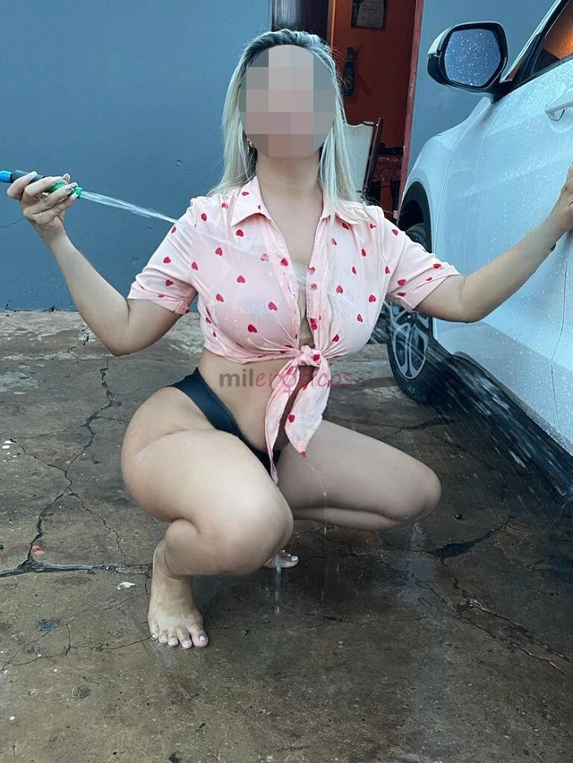 Amores sou loira baixinha simpatica sem frescuras amo que faco sou super profissional adoro fazer cliente vamos marca horario garanto algo gostoso ate...