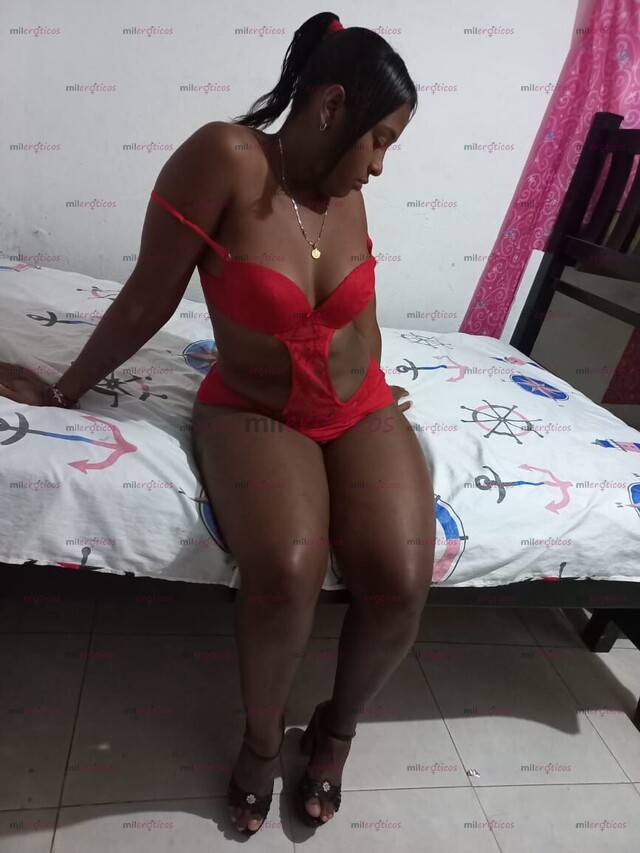 FOTOS DE LA MORE UNA CHICA AMISTOSA ELEGANTE DIVERTIDA ATENTA