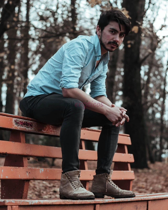 Hola mi nombre es aaron 27 anos soltero simpatico risueno amable y atento son algunas de las cosas que me caracterizan estoy disponible para ser varon...