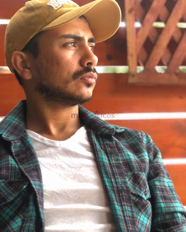 Hola mi nombre es aaron 27 anos soltero simpatico risueno amable y atento son algunas de las cosas que me caracterizan estoy disponible para ser varon...