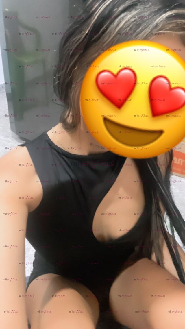 FOTOS DE HERMOSA Y DULCE ENCANTADORA NIÑA A LA PUERTA DE TU CASA