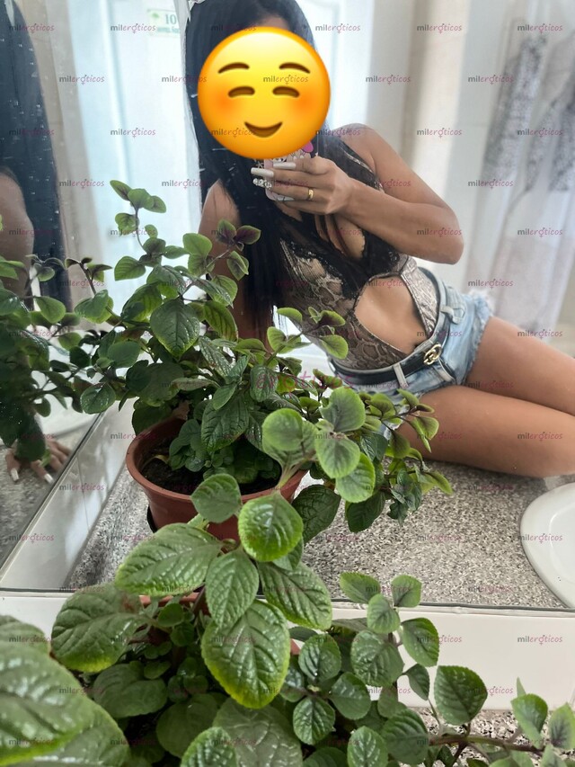 FOTOS DE HERMOSA Y DULCE ENCANTADORA NIÑA A LA PUERTA DE TU CASA