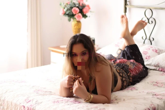 Voce que procura uma massoterapeuta sem frescura massagem nuru sensual mix erotica tantrica inversao e prostatica prazer me chamo naomy uma linda mulh...
