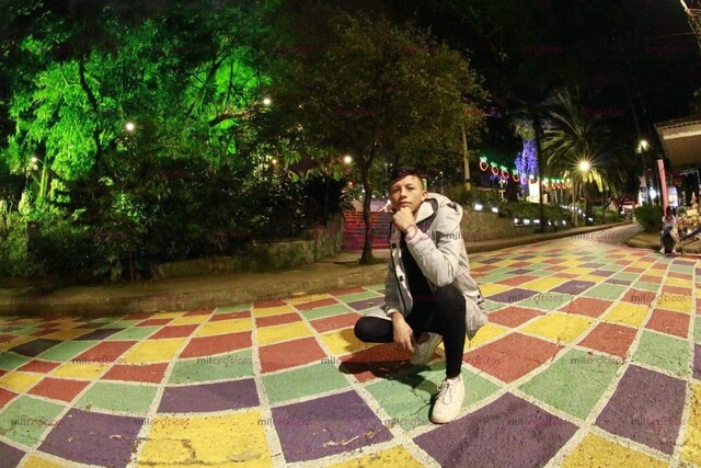 FOTOS DE JOVEN LATINO VERSÁTIL COMPLACIENTE, DISPUESTO A TODO!