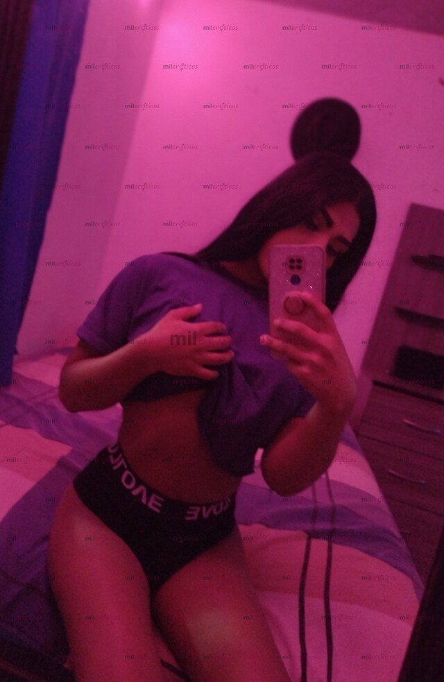 FOTOS DE MORENA, DELICIOSAS NALGAS Y UN RICO CARAMELO, PARÁ DISFRUTAR CONTIGO