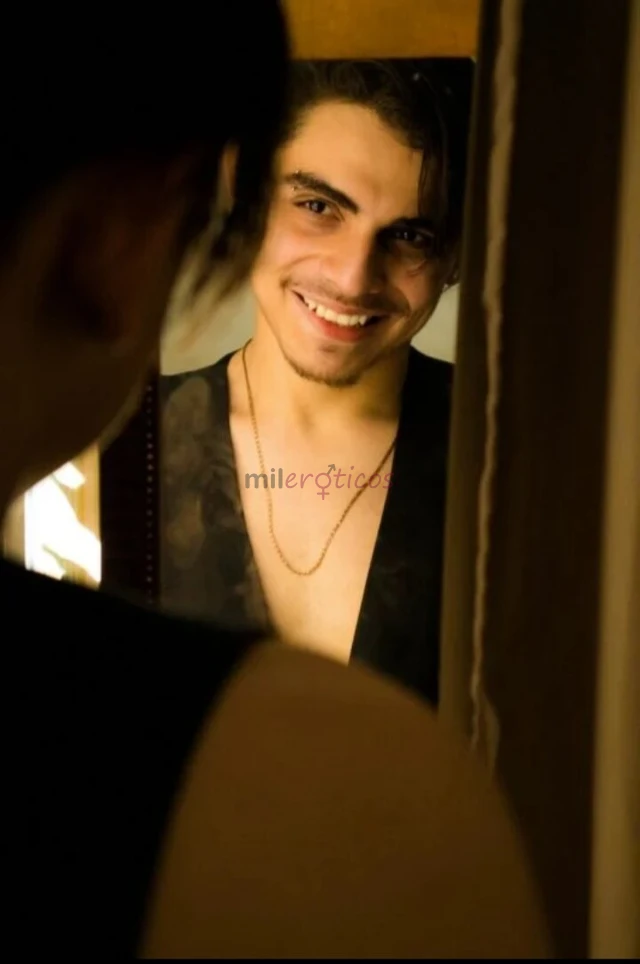 Me chamo diego tenho 21 anos sou universitario recem chegado na cidade tenho 1 85 de altura sou versatil tenho um dote de 20 cm gosto de uma boa conve...