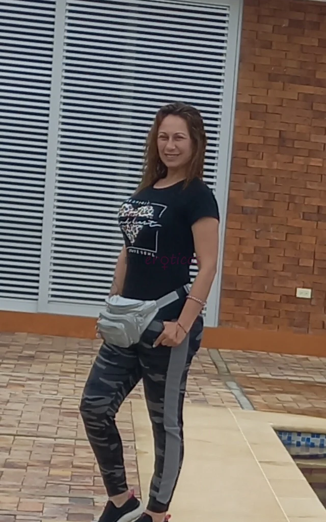 Soy una mujer madurita con ganas de conocer hombres para realizar fantasias ven y me conoces soy delgada blanca con muy buen cuerpo tengo 40 anos me c...