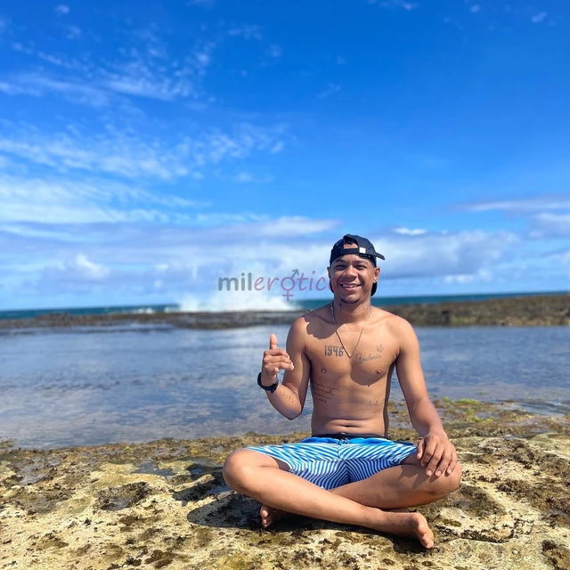 Ola meu nome e lucas tenho 25 anos sou um novinho ainda quem gosta de carinha assim novinho vamos conversar e acertar aproveitar o nosso momentos acor...