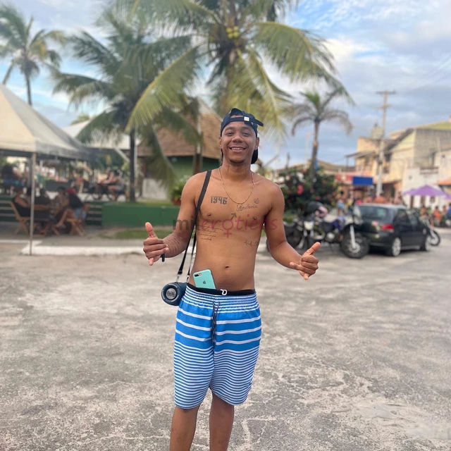 Ola meu nome e lucas tenho 25 anos sou um novinho ainda quem gosta de carinha assim novinho vamos conversar e acertar aproveitar o nosso momentos acor...