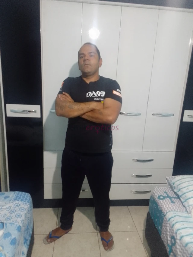 173 de altura forte saliente 105 kilos atendo casais e homens passivos amo sexo peco sigilo e dou muito sigilo e respeito e com mulheres nao tenho res...