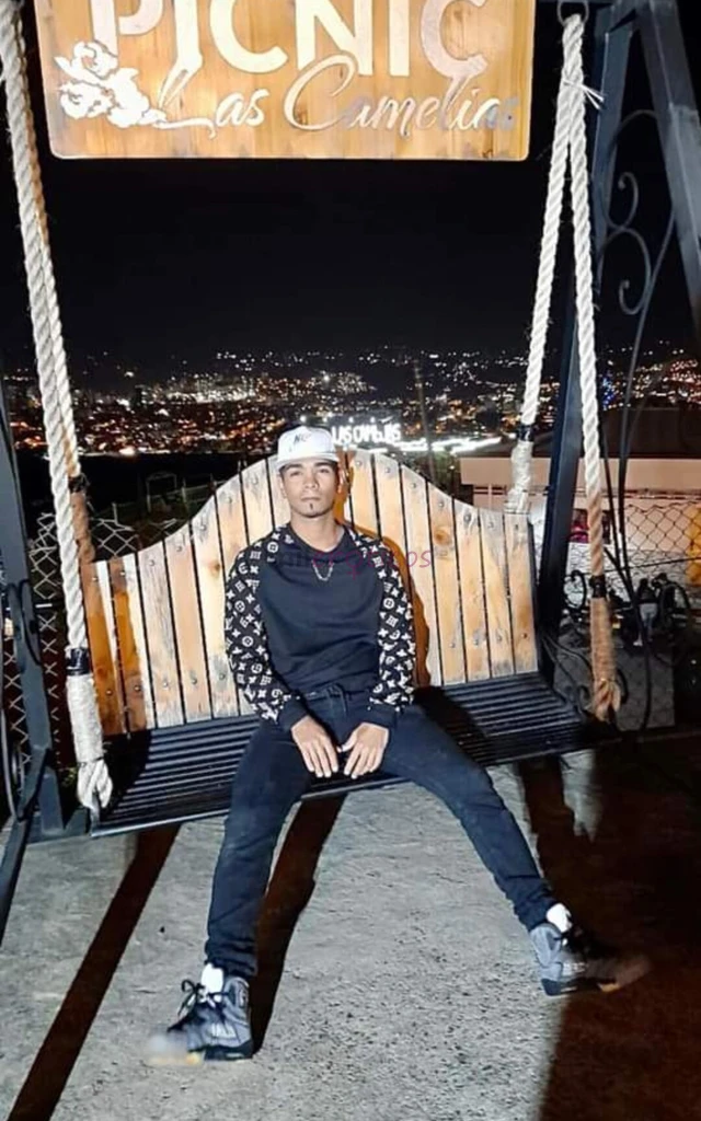 Soy un joven super dotado de mente abierta super amable y varonil tengo apartamento privado en el centro de vina professional en masajes relajante y e...